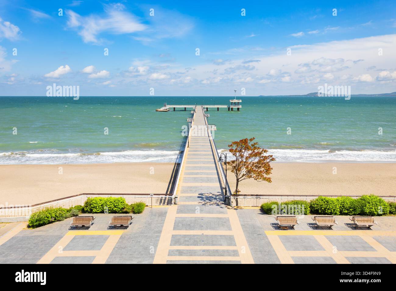 Der Pier am Burgas Central Beach. Burgas ist die viertgrößte Stadt Bulgariens. Stockfoto