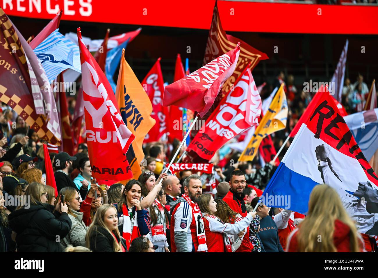 London, Großbritannien. November 2025. Arsenal Fans vor dem Spiel der Barclays Womens Super League zwischen Arsenal und Chelsea im Emirates Stadium am 8. November 2025 in London. Quelle: SPP Sport Pressefoto. /Alamy Live News Stockfoto