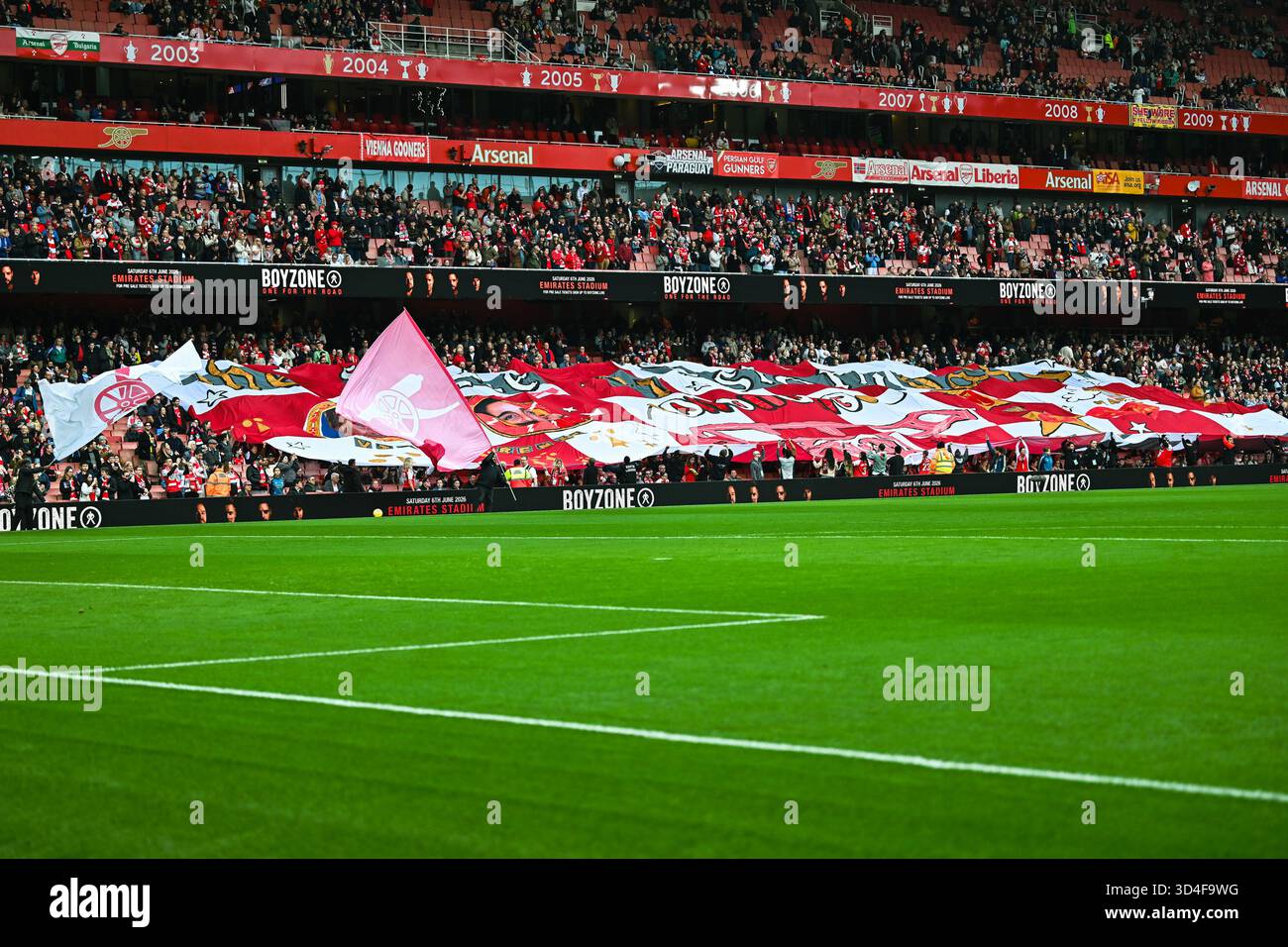 London, Großbritannien. November 2025. Arsenal Fans vor dem Spiel der Barclays Womens Super League zwischen Arsenal und Chelsea im Emirates Stadium am 8. November 2025 in London. Quelle: SPP Sport Pressefoto. /Alamy Live News Stockfoto