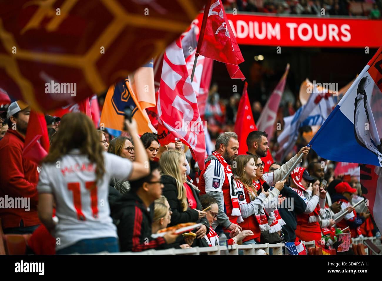 London, Großbritannien. November 2025. Arsenal Fans vor dem Spiel der Barclays Womens Super League zwischen Arsenal und Chelsea im Emirates Stadium am 8. November 2025 in London. Quelle: SPP Sport Pressefoto. /Alamy Live News Stockfoto