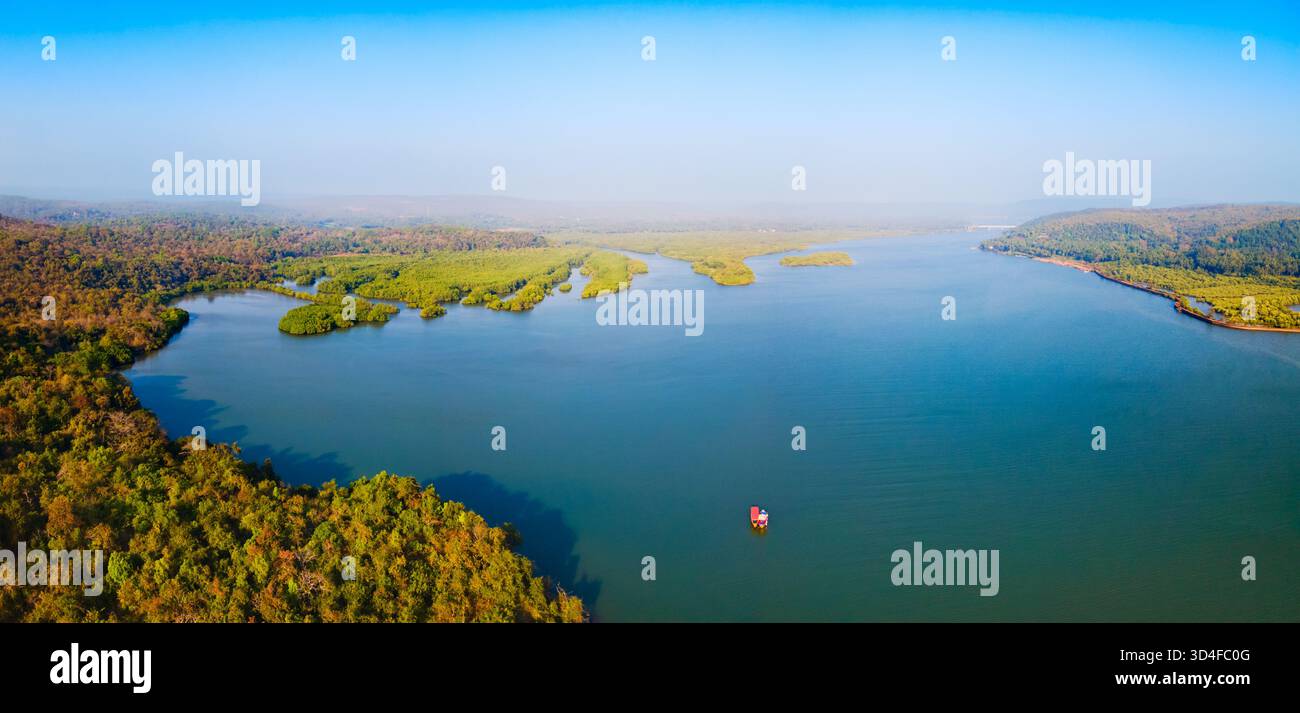 Querim Beach und Terekhol River aus der Vogelperspektive. Arambol Beach ist ein öffentlicher Strand in North Goa in Indien. Stockfoto