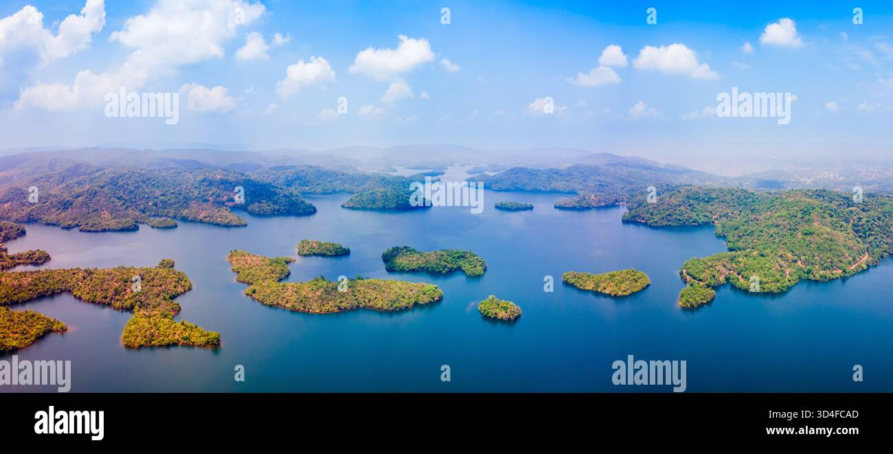 Talakalale Balancing Reservoir aus der Vogelperspektive. Das Talakalale Reservoir liegt in der Nähe der Jog Falls im indischen Bundesstaat Karnataka. Stockfoto