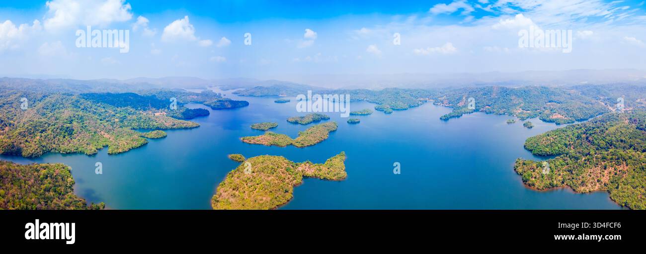 Talakalale Balancing Reservoir aus der Vogelperspektive. Das Talakalale Reservoir liegt in der Nähe der Jog Falls im indischen Bundesstaat Karnataka. Stockfoto