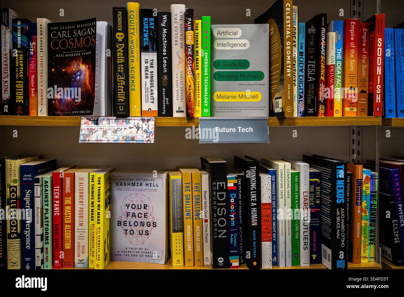 Bücherregal mit Büchern über künstliche Intelligenz, Buchladen mit einem Regal über zukünftige Technologie Stockfoto