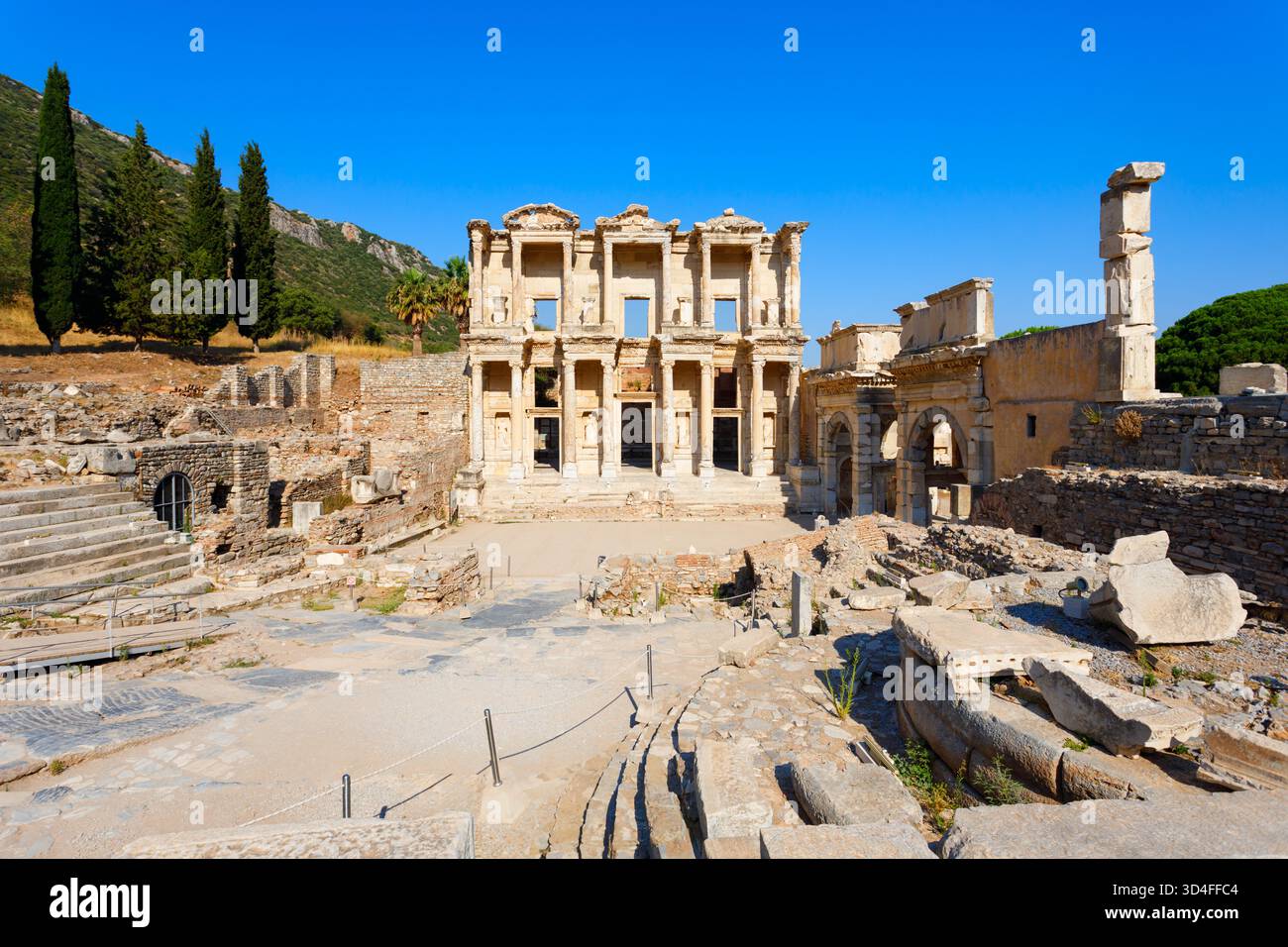 Die Celsus-Bibliothek in der antiken griechischen Stadt Ephesus. Ephesus oder Efes liegt in der Nähe der modernen Stadt Selcuk in der Provinz Izmir in der Türkei. Stockfoto