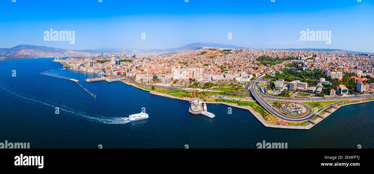 Panoramablick auf das Stadtzentrum von Izmir. Izmir ist eine Metropolstadt an der Westküste Anatoliens und Hauptstadt der Provinz Izmir in der Türkei. Stockfoto