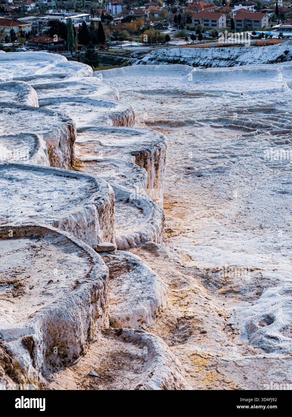 Pamukkale in Turkiye (Türkei) ist bekannt für seine Travertinterrassen und heißen Quellen Stockfoto