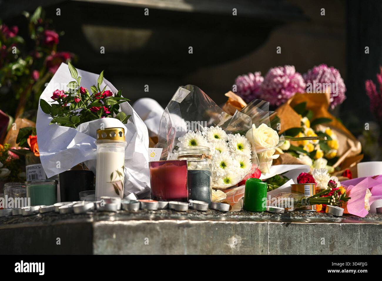 Paris, Frankreich. November 2025. Hommage an die Opfer der islamistischen Angriffe vom 13. November auf dem Place de la Republique, 10. November 2025 - 10. November 11/2025 - Frankreich/Paris - Julien Mattia/Le Pictorium Credit: LE PICTORIUM/Alamy Live News Stockfoto