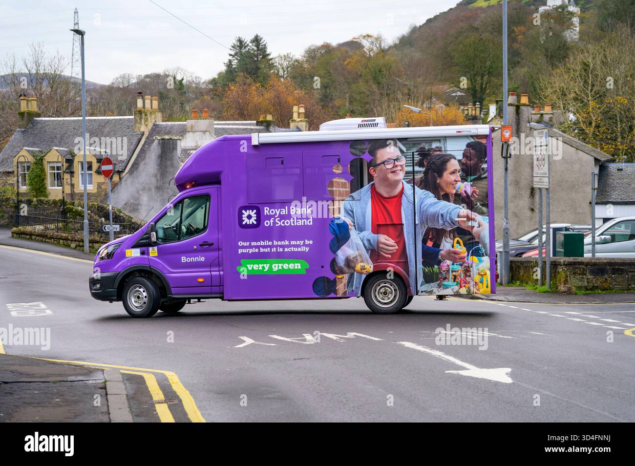 Ein elektrisch betriebener mobiler Bankwagen der Royal Bank of Scotland im Dorf West Kilbride, North Ayrshire, Schottland, Großbritannien Stockfoto