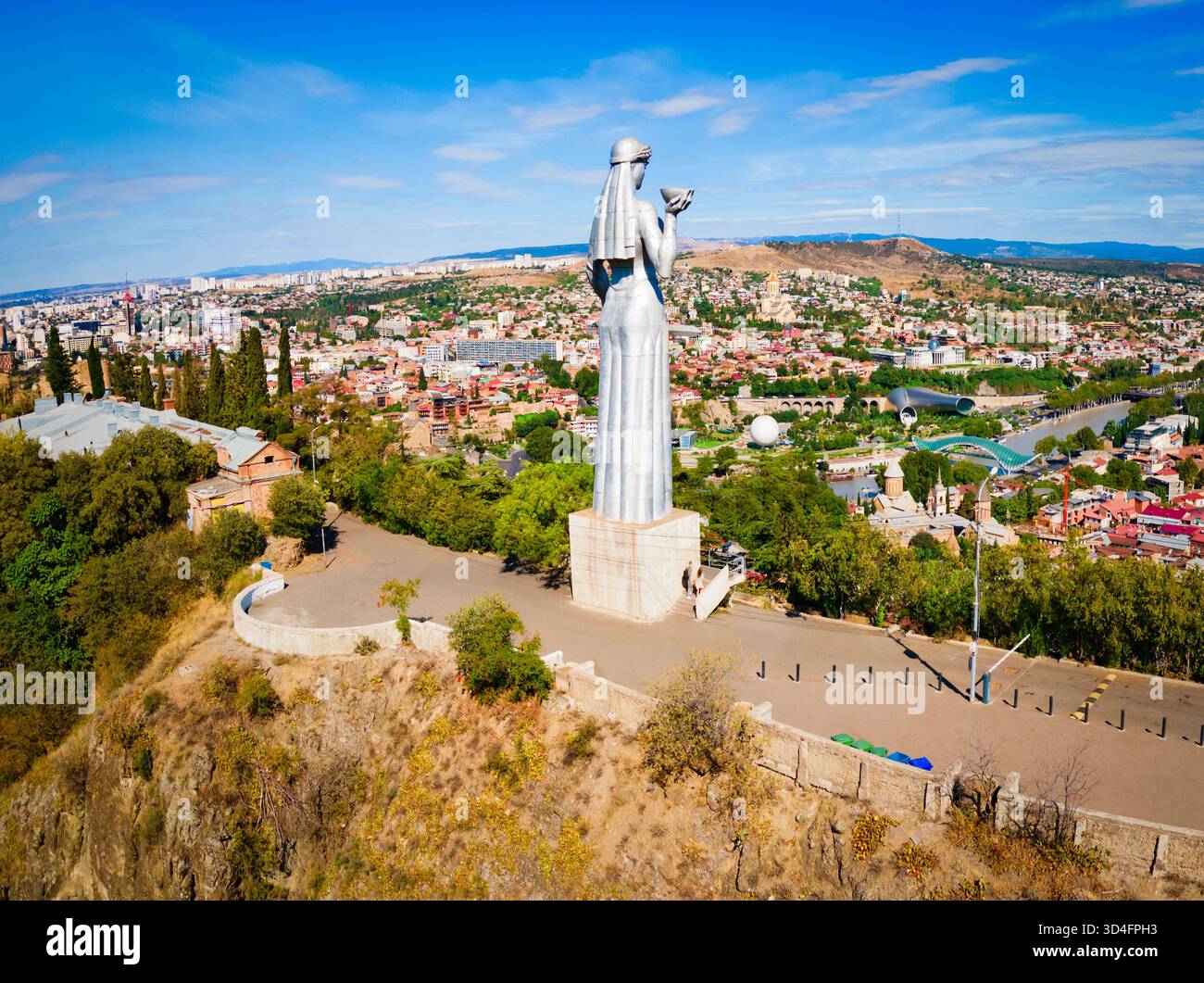 Tiflis, Georgien - 04. September 2021: Kartlis Deda oder das Denkmal der Mutter Georgiens, Luftpanorama in der Altstadt von Tiflis. Tiflis ist die Hauptstadt und Stockfoto