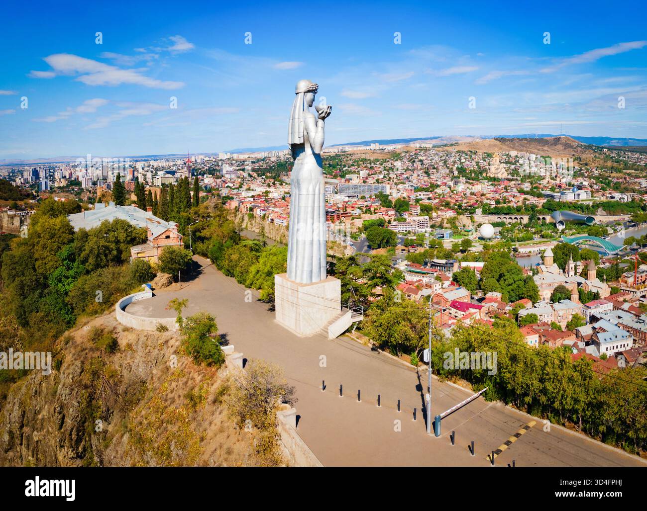 Tiflis, Georgien - 04. September 2021: Kartlis Deda oder das Denkmal der Mutter Georgiens, Luftpanorama in der Altstadt von Tiflis. Tiflis ist die Hauptstadt und Stockfoto