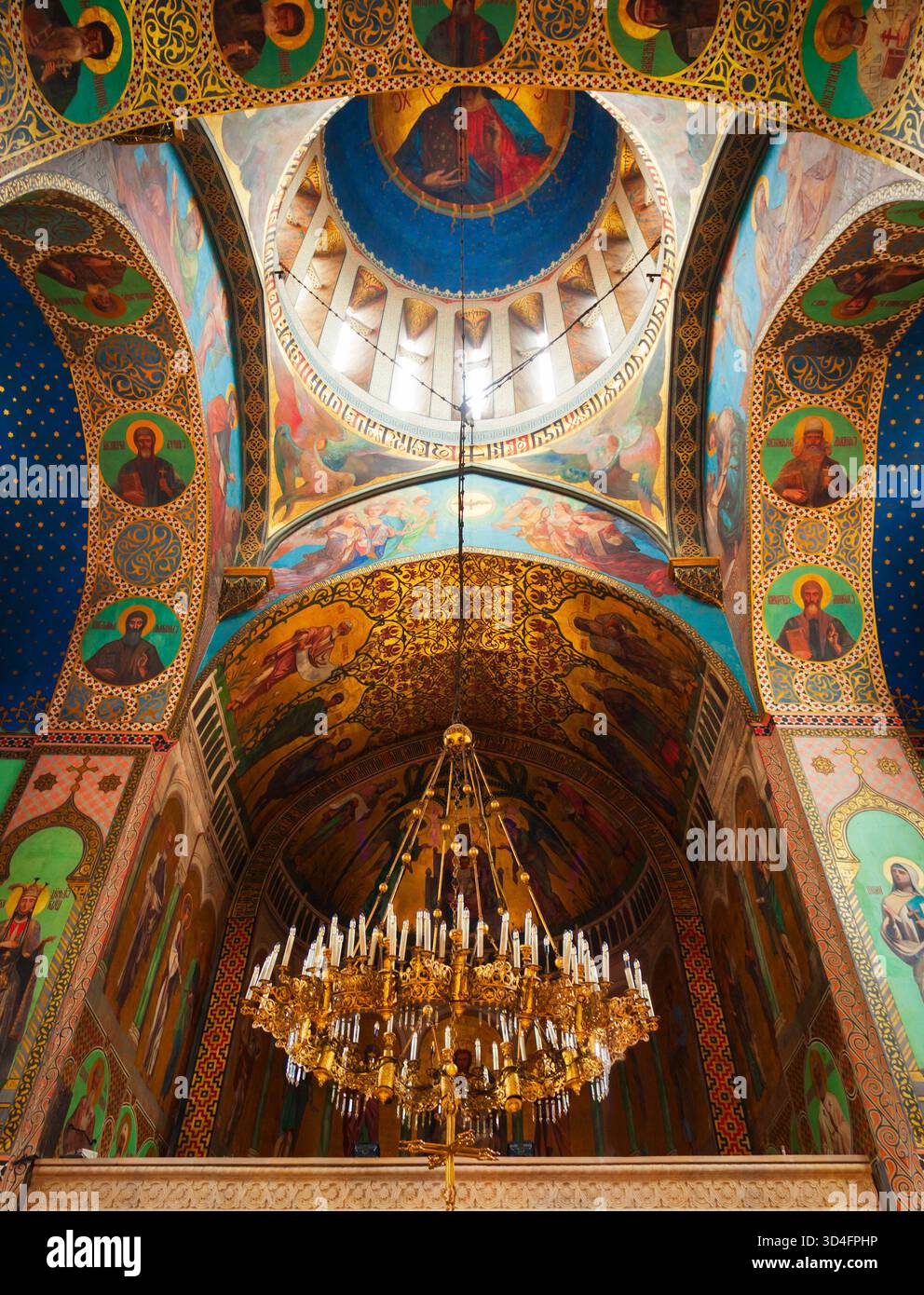 Tiflis, Georgien - 05. September 2021: Sioni Kathedrale von Dormition Innenraum in Tiflis Altstadt. Tiflis ist die Hauptstadt und die größte Stadt von Georg Stockfoto