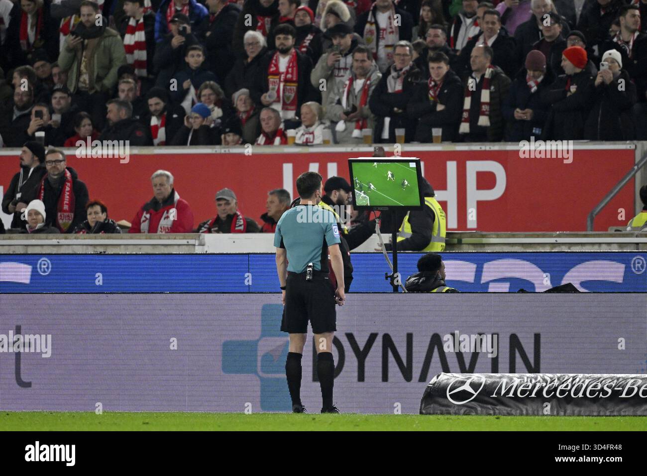 Schiedsrichter Harm Osmers sieht auf VAR-Monitor, Video-Assistent, Video-Beweis, Video-Schiedsrichter Video-Assistent Schiedsrichter MHPArena, MHP Arena Stuttgart, Baden- Stockfoto