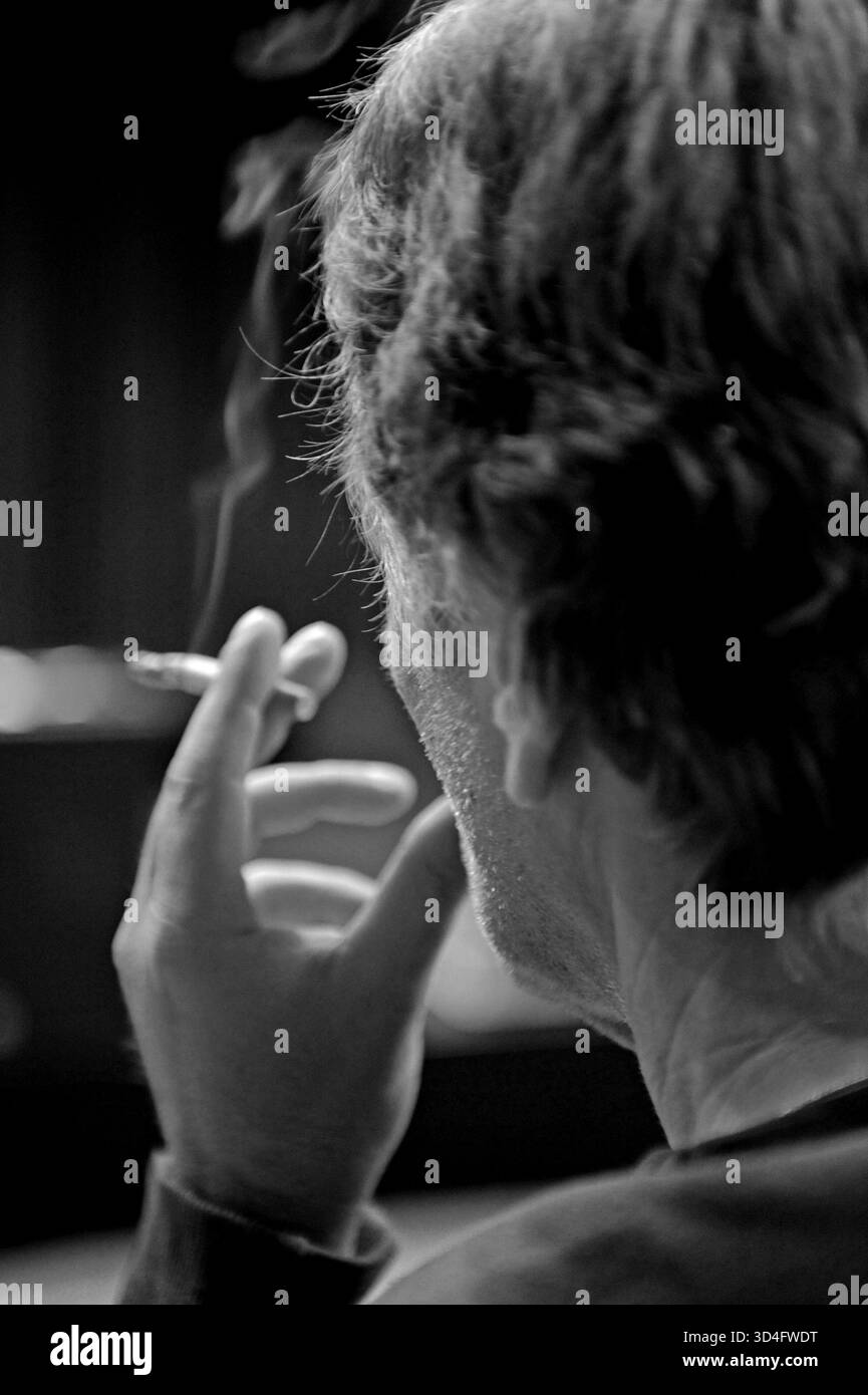 Mann mit Zigarette, rauchend, von hinten, schwarz-weiß, Rückansicht, Deutschland Stockfoto