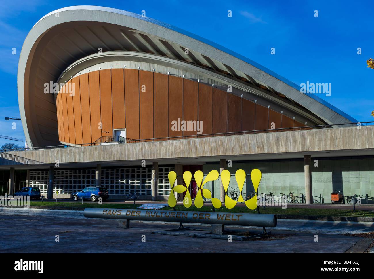 Das Haus der Kulturen der Welt im Berliner Stadtteil Tiergarten mit lesbarer Beschilderung. Stockfoto