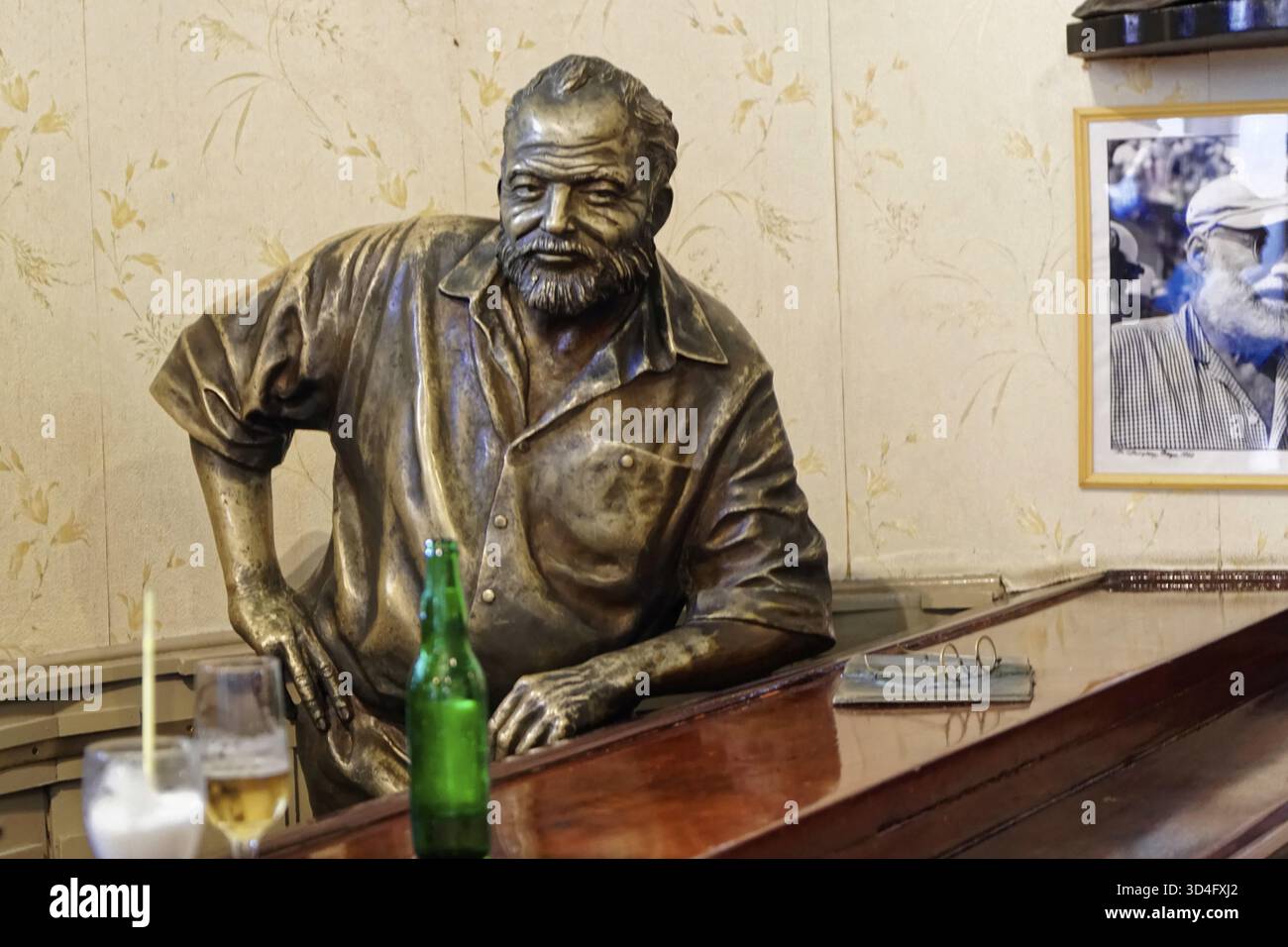 Bronzestatue von Hemingway in einer Bar mit einem Drink daneben, Havanna, Kuba, Zentralamerika, Großantillen, Karibik, Amerika Stockfoto