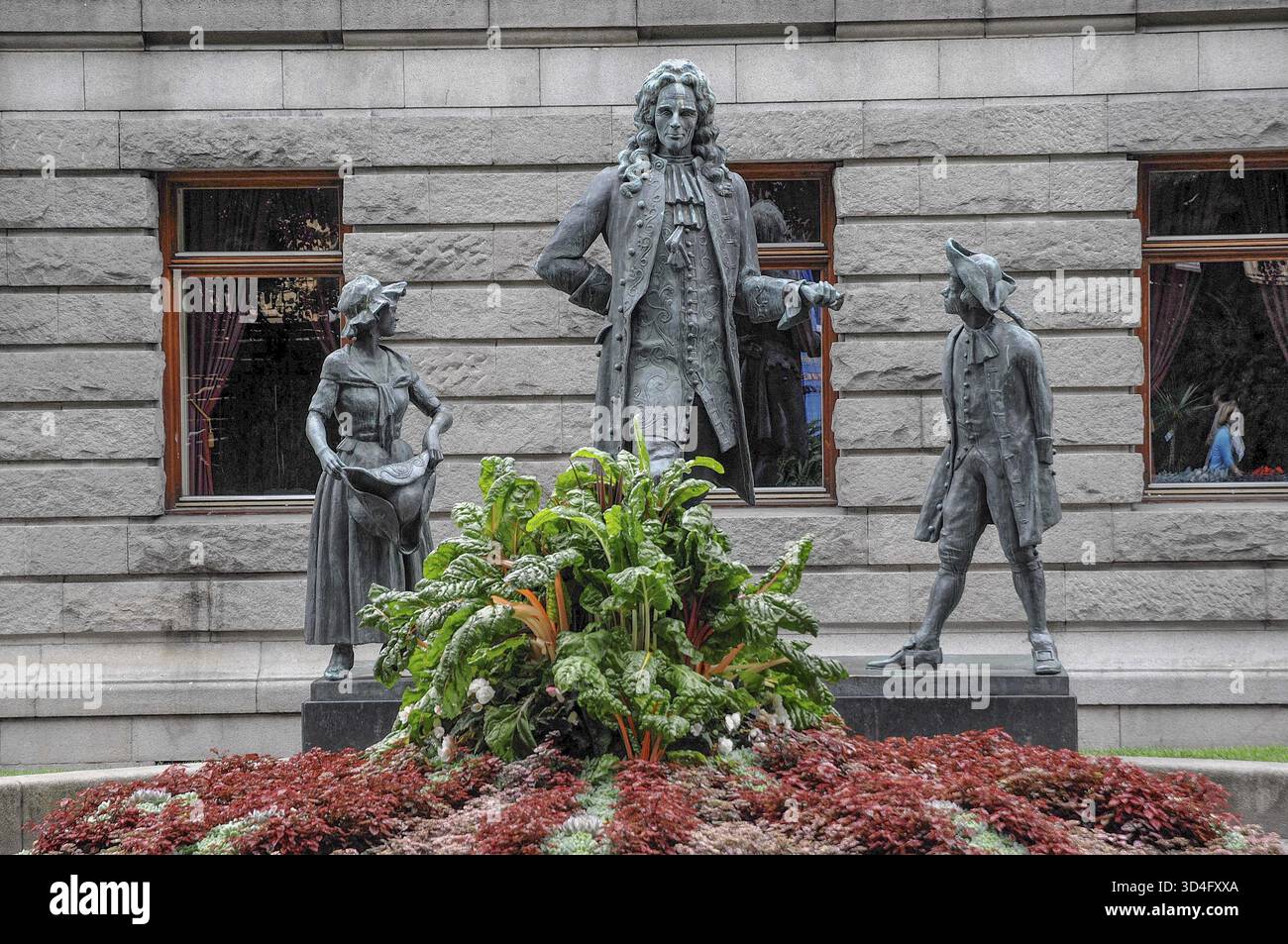 Gruppe von Statuen im Park, umgeben von gepflegten Pflanzen, Oslo, Norwegen Stockfoto
