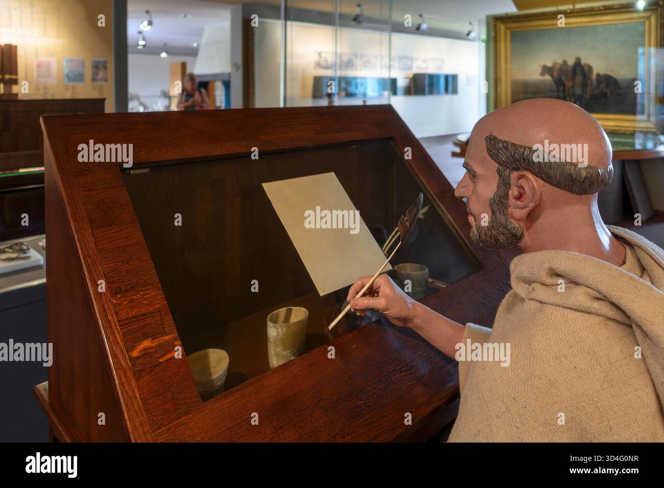 Mönch am Schreibtisch im Scriptorium im Museum der Abtei der Dünen / Abdij ten Duinen, Zisterzienserkloster in Koksijde, Westflandern, Belgien Stockfoto