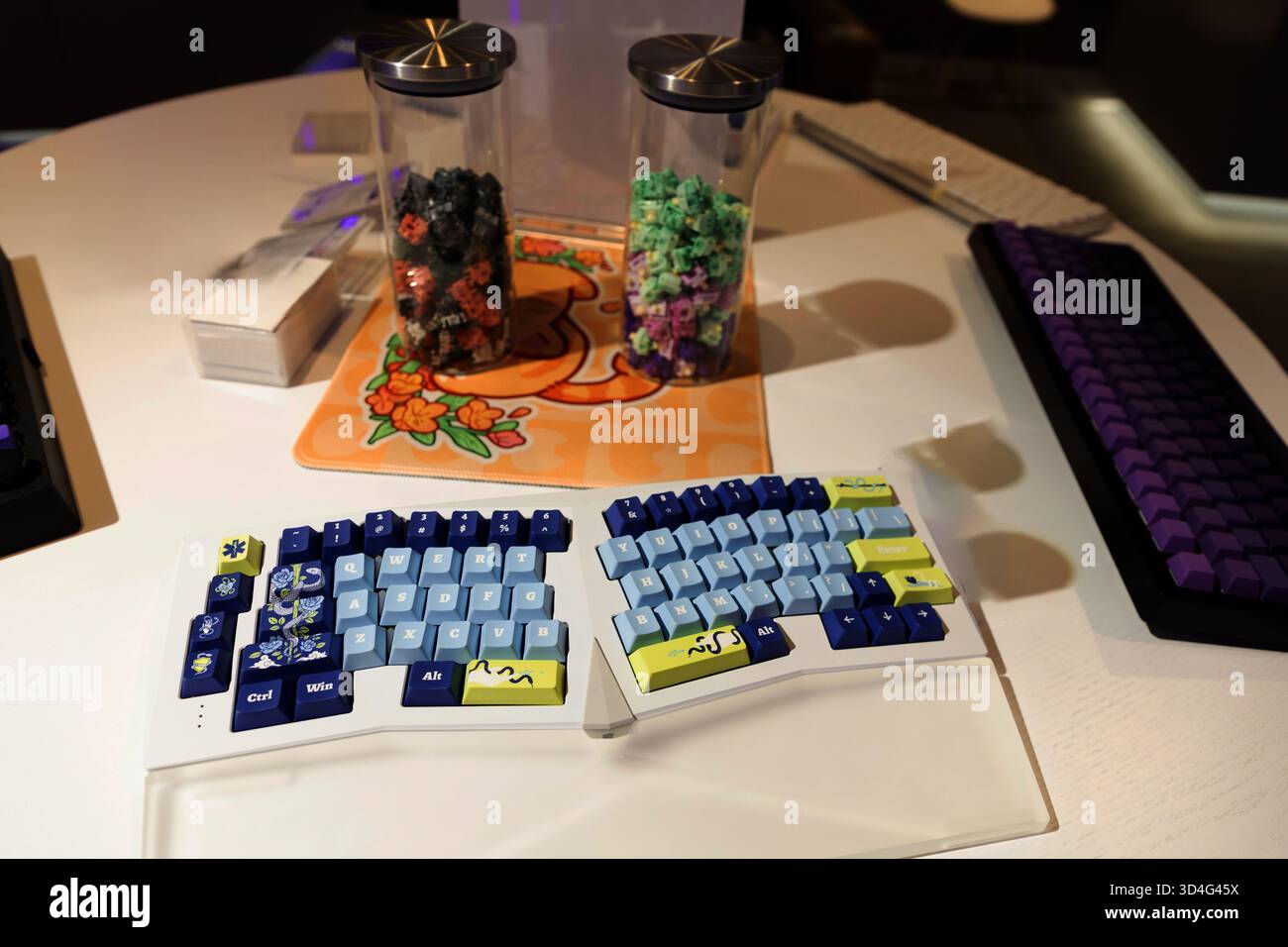 Berlin, Deutschland - 09. September 2025: IFA.Berlin. Die benutzerdefinierte mechanische Tastatur verfügt über lebendige Tastaturen und einzigartige Designelemente auf der Tischplatte Stockfoto