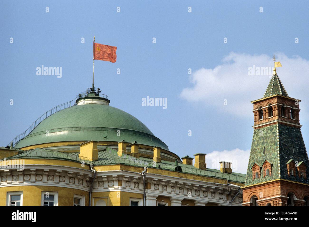 Europa. Sowjetunion. Moskau. Die traditionelle rote Flagge fliegt über dem Kreml (1989) Stockfoto