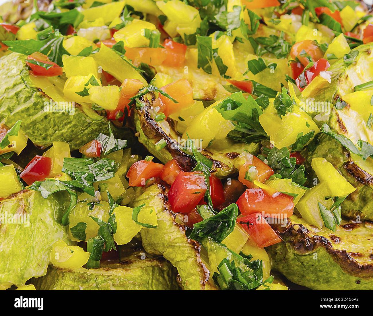 Essen, gebratene Zucchini mit gehacktem Pfeffer in Nahaufnahme Stockfoto