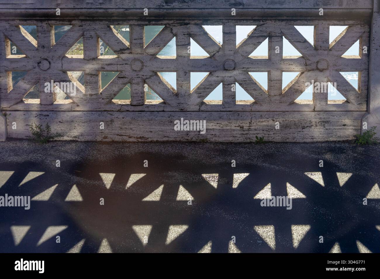 Geometrie, geschaffen durch eine Balustrade gegen die Sonne und ihren Schatten auf der Straße, Rom, Italien Stockfoto