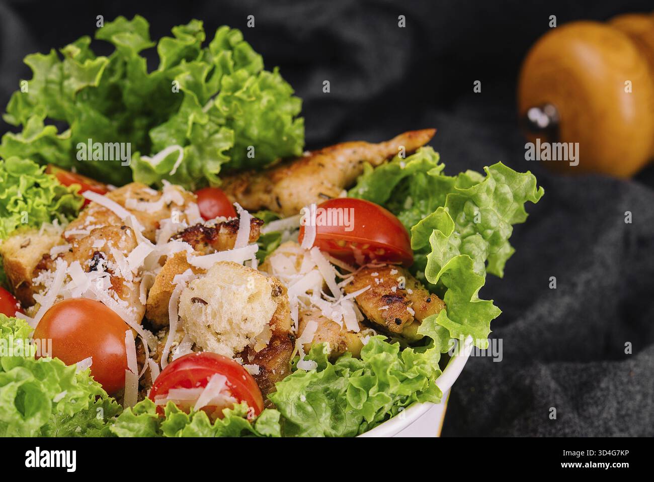 Essen, italienischer Caesar-Salat mit Huhn, Parmesan und Crackern Stockfoto