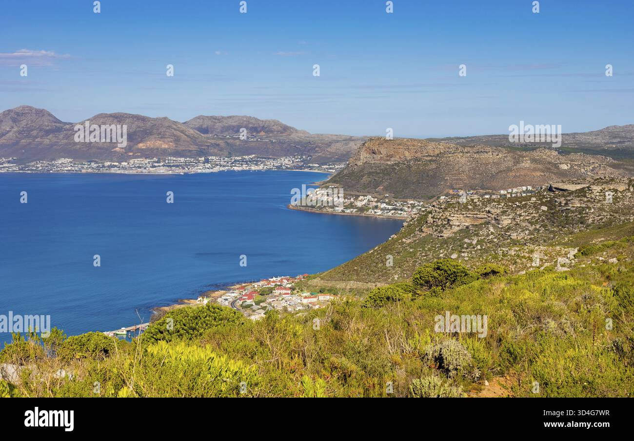 Küstengebirgslandschaft mit Fynbos-Flora in Kapstadt Südafrika Stockfoto