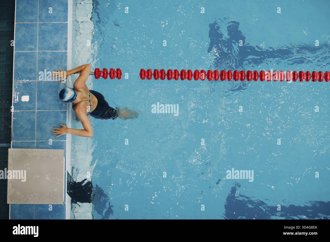 Junge Frau sportliche Profi-Schwimmerin schwimmen im Schwimmbad Stockfoto
