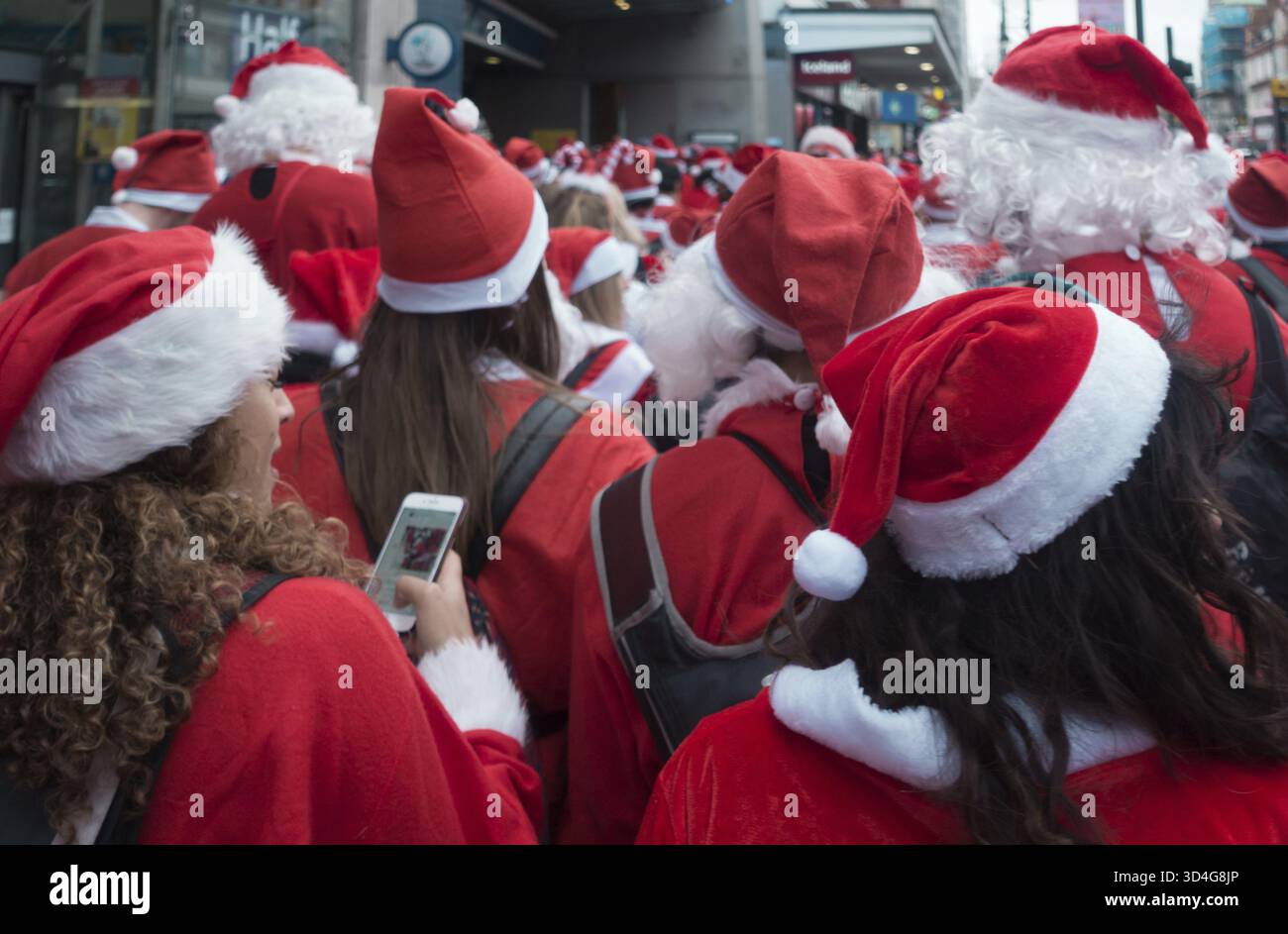 London, UK - Dezember 2018: die Gruppe der Menschen in santa Outfits und die Teilnahme an einem themed SantaCon Ereignis gekleidet Stockfoto