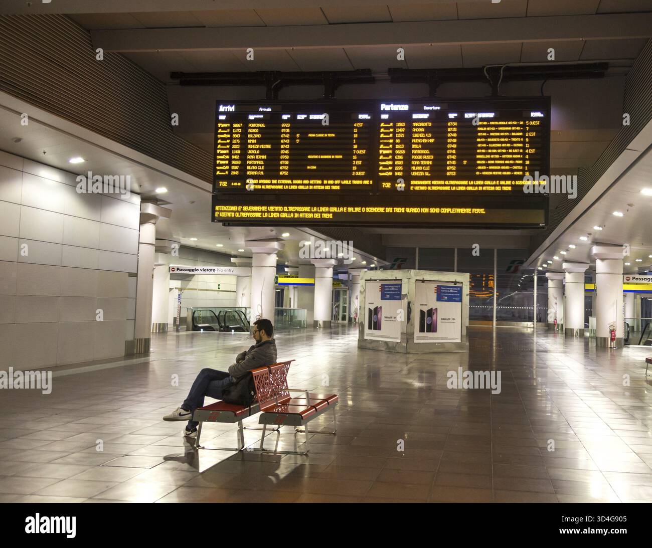 Bologna, Italien, 03. MAI 2018: Bologna Hauptbahnhof Fahrplan board Stockfoto