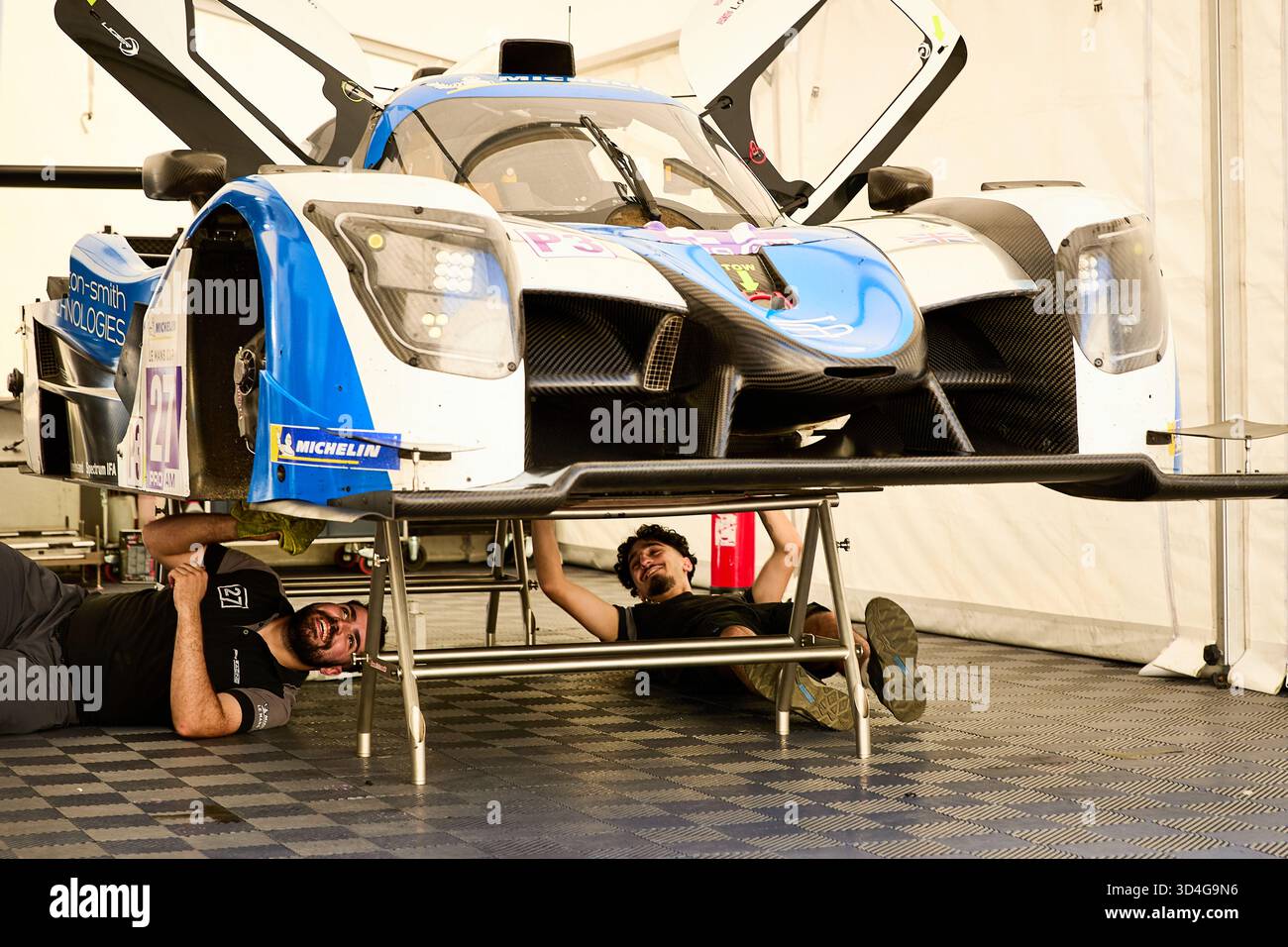 Mechanis arbeiten an Andrew FERGUSON (GBR) und Louis HAMILTON-SMITH (GBR) P4 RACING (GBR) Ligier JS P325 - Toyota beim Michelin Le Mans Cup 2025 im HAFEN Stockfoto