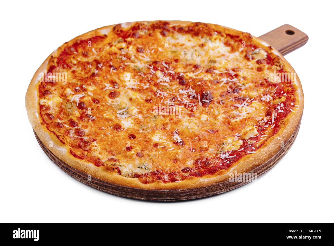 Essen, klassische Käse-Pizza mit goldener Kruste, frisch aus dem Ofen und isoliert auf weißem Hintergrund Stockfoto