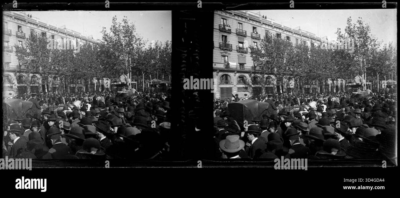 Eine Menschenmenge beobachtete die Ankunft von Minister Manuel Duran i Bas in Barcelona, der zwischen 1899 und 1910 von Josep Maria Armengol i Bas gefangen genommen wurde. Stockfoto