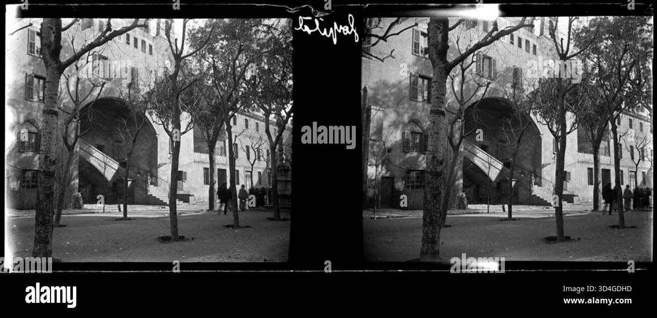 Innenhof und Haupteingang des alten Krankenhauses de la Santa Creu in Barcelona, von Josep Maria Armengol i Bas zwischen 1899 und 1910 eingenommen. Das Bild hebt die historische Architektur und die urbane Umgebung hervor. Stockfoto