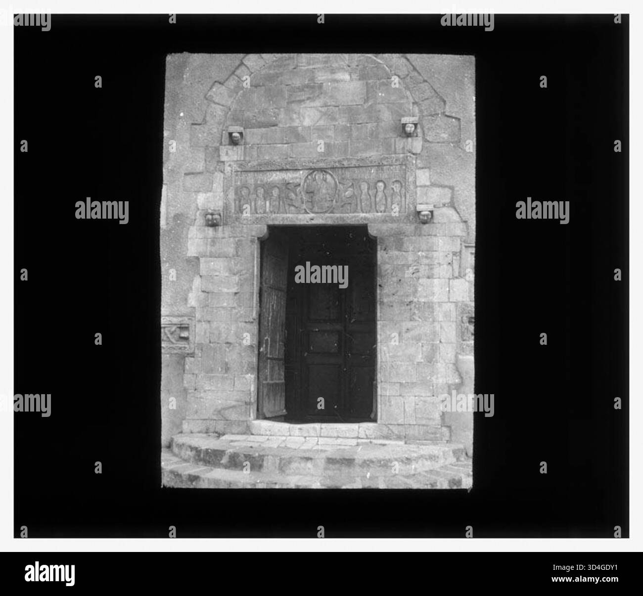 September 1933 Bild von Antoni Gallardo i Garriga des Klosterportals in Sant Genís de Fontanes mit einem Reliefrelief im religiösen Stil auf dem Sturz. Stockfoto