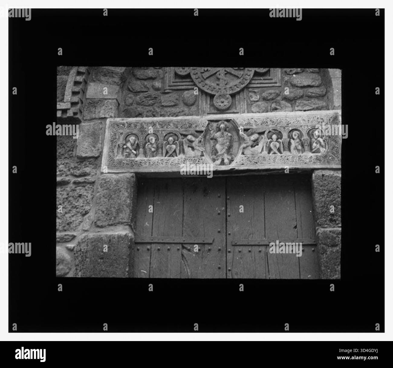 Detail eines Reliefs auf dem Türsturz des Portals im Kloster Sant Andreu de Sureda, fotografiert von Antoni Gallardo i Garriga im September 1933. Das Relief unterstreicht die Handwerkskunst dieses religiösen Gebäudes. Stockfoto