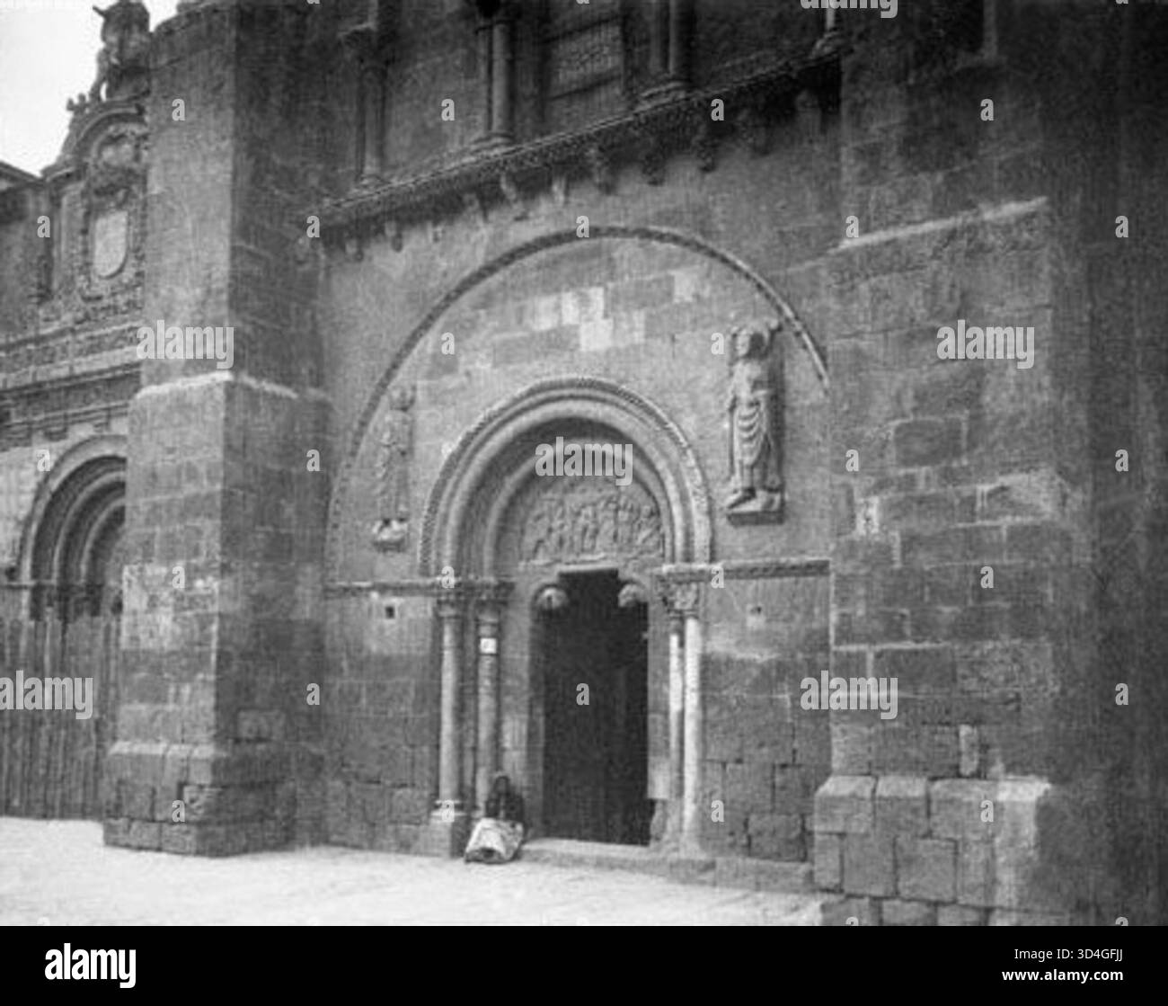 Restauriertes Bild einer Frau, die um Wohltätigkeit bittet, an der Tür der Vergebung der Basilika Saint Isidor in León, Spanien, fotografiert von Lluís Marià Vidal i Carreras zwischen 1900 und 1910. Stockfoto