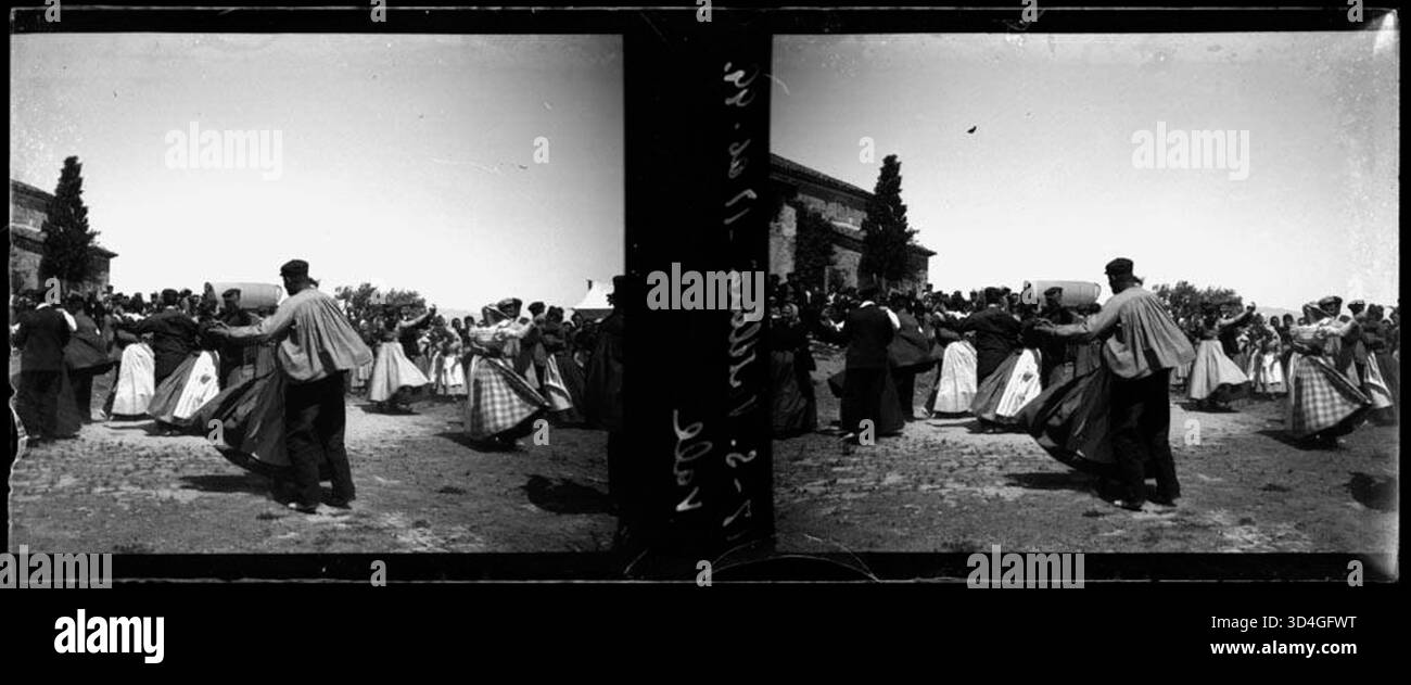 Dieses Gemälde aus dem Jahr 1899 fängt die Menschen beim Festival Sant Valerià ein und zeigt das lebendige kulturelle Ereignis mit lebendiger Bewegung und Ausdruck. Stockfoto