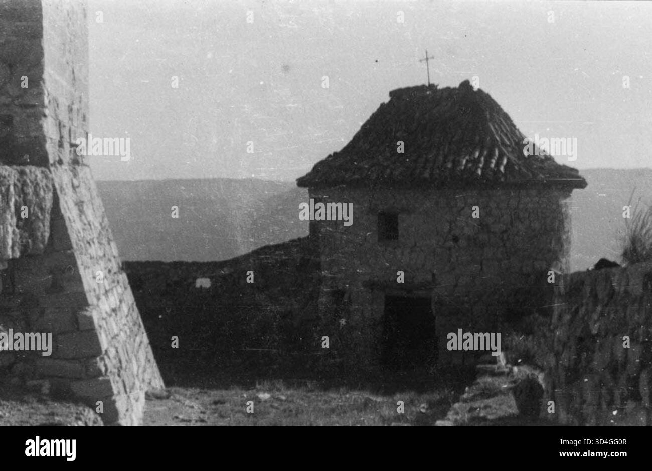 Die Kapelle des Schlosses Mequinensa in der Region Aragón, Spanien, wurde 1936 fotografiert. Die Kapelle zeigt mittelalterliche architektonische Elemente und ist Teil des historischen Schlosskomplexes Mequinensa. Stockfoto