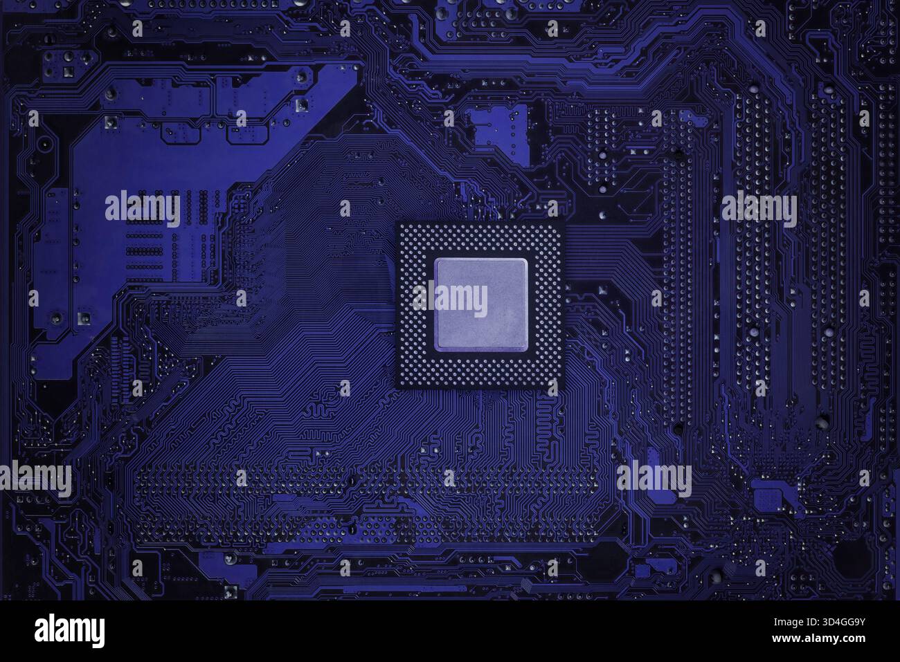 Nahaufnahme eines violetten Computermotherboards mit zentralem Prozessorchip mit detaillierten Schaltungsspuren und moderner Technologie für Digitaltechnik Stockfoto