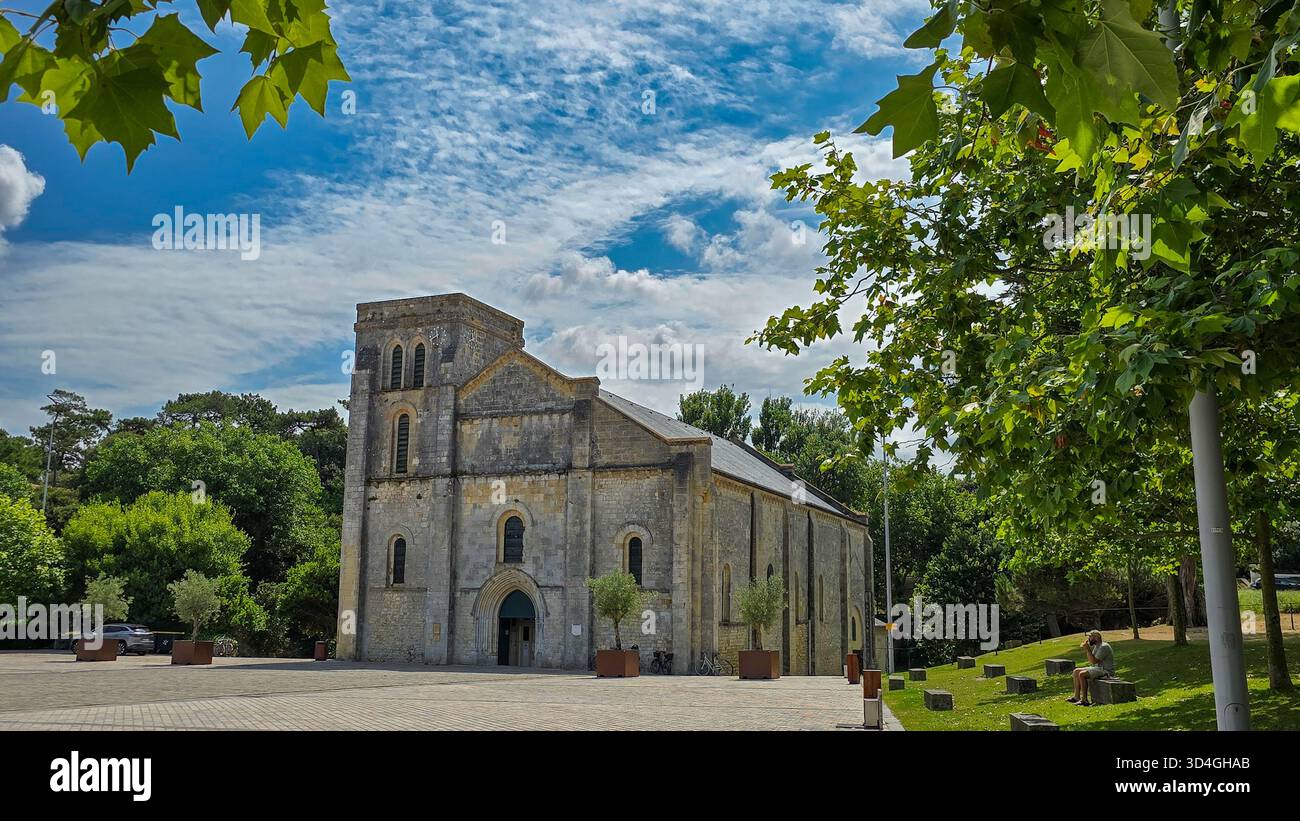 Die berühmte Basilika Notre-Dame-de-la-fin-des-Terres aus dem 12. Jahrhundert an sonnigen Tagen, vor dem Hintergrund des blauen Himmels. Soulac sur Mer, Aquitaine, Frankreich Stockfoto