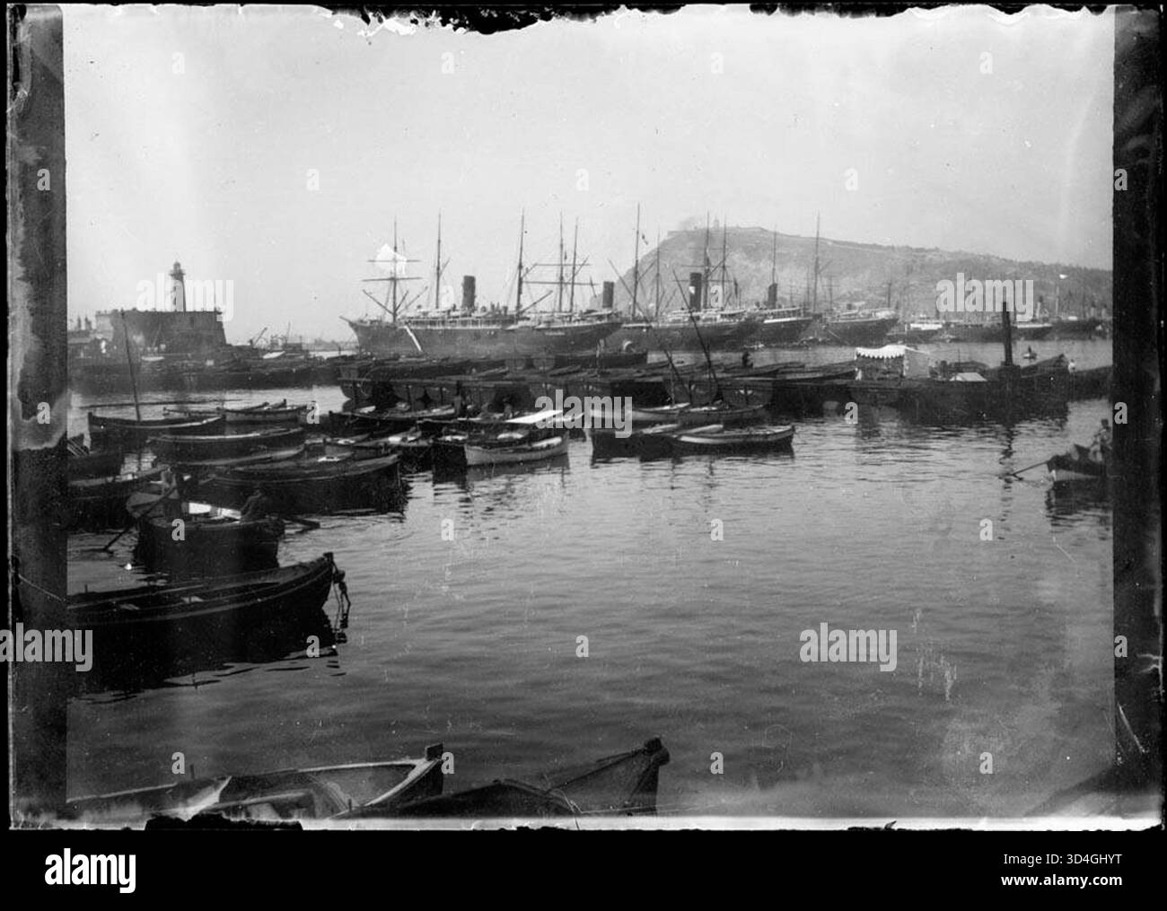 Die Boote legten im Hafen von Barcelona an und wurden zwischen 1888 und 1910 von Màrius Aguirre i Serrat-Calvó gefangen genommen. Das Foto zeigt eine geschäftige Seeszene mit mehreren Schiffen, die am Hafen befestigt sind, und zeigt Barcelonas geschäftigen Hafen während des späten 19. Und frühen 20. Jahrhunderts. Stockfoto