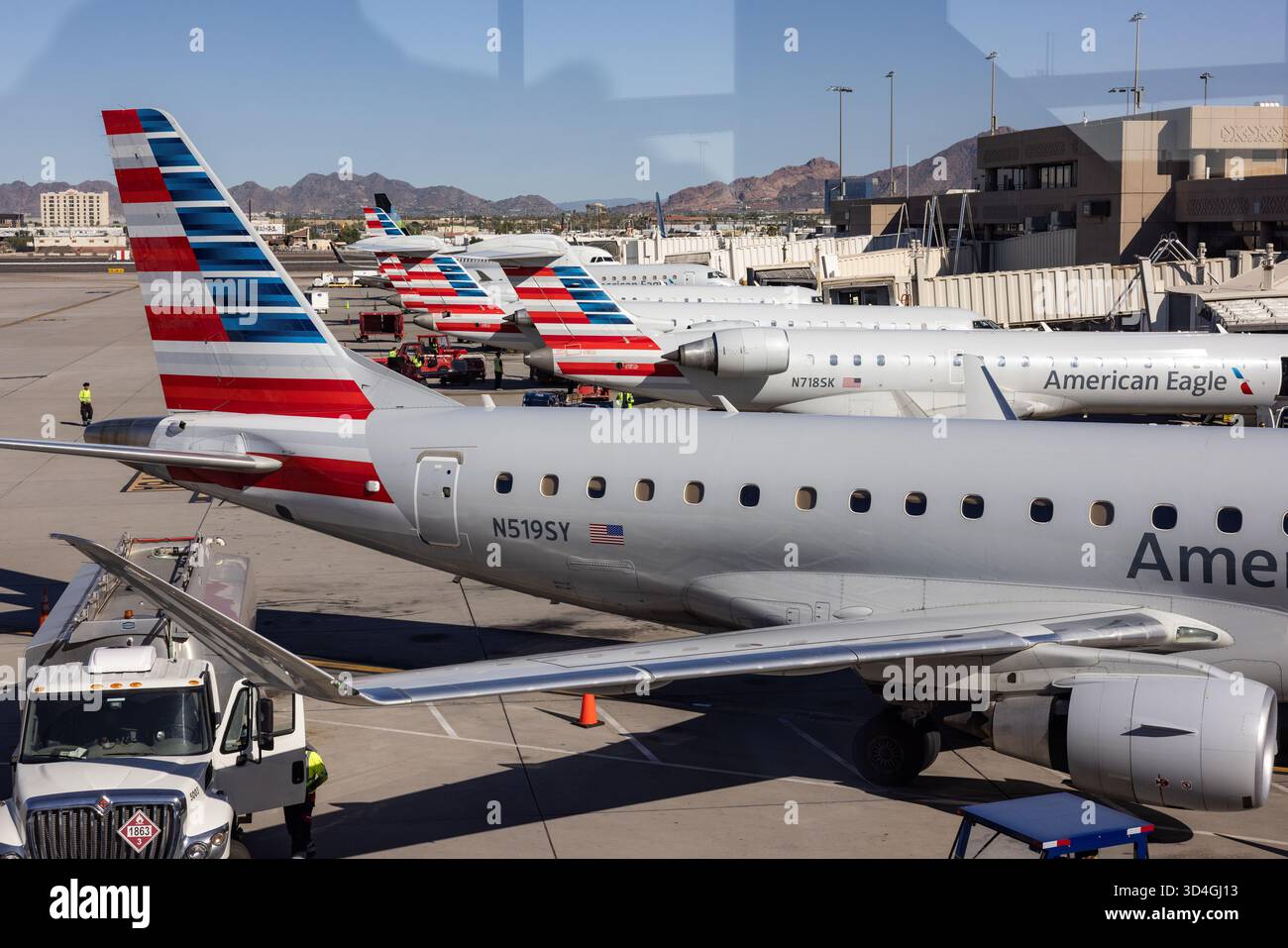 PHOENIX, ARIZONA, USA, 9. NOVEMBER 2025: Nahaufnahme des Hecks und Rumpfes eines American Eagle Regionaljets (Embraer E-Jet), das in Betrieb genommen wird Stockfoto