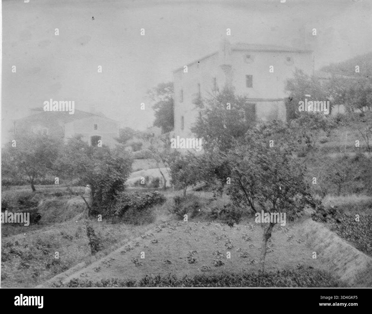 Foto von Antoni Gallardo i Garriga, zwischen 1897 und 1936, mit einem allgemeinen Blick auf Can Planti und Can Tria, zwei ländliche Gebäude in Katalonien. Das Bild hebt die ländliche Architektur der Region hervor. Stockfoto