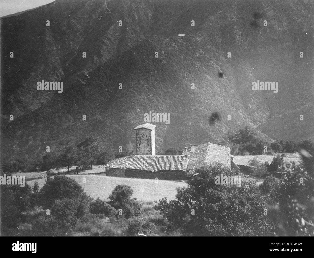 Blick auf die Kirche und das Pfarrhaus von La Castanya in El Brull, fotografiert von Antoni Gallardo i Garriga im Jahr 1931. Stockfoto