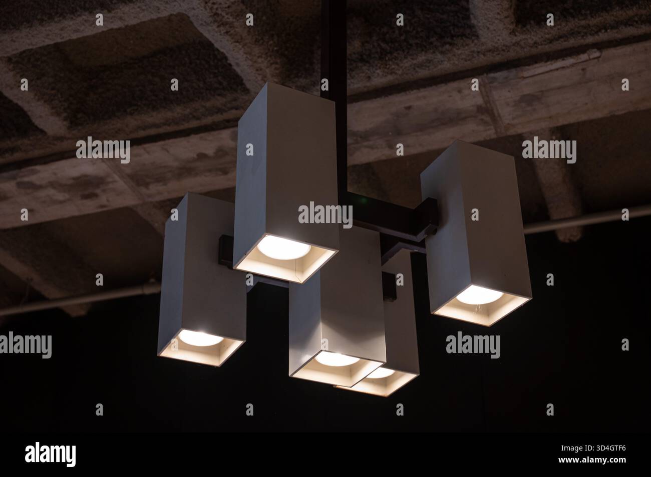 Nahaufnahme von würfelförmigen Lampenschirmen im Royal Belge Gebäude in Oudergem – Auderghem (Brüssel, Belgien / Bruxelles, Belgique). Das Foto Stockfoto