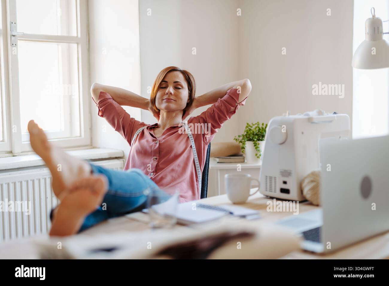 Eine Modedesignerin gründet ihr eigenes kleines Nähgeschäft. Stockfoto