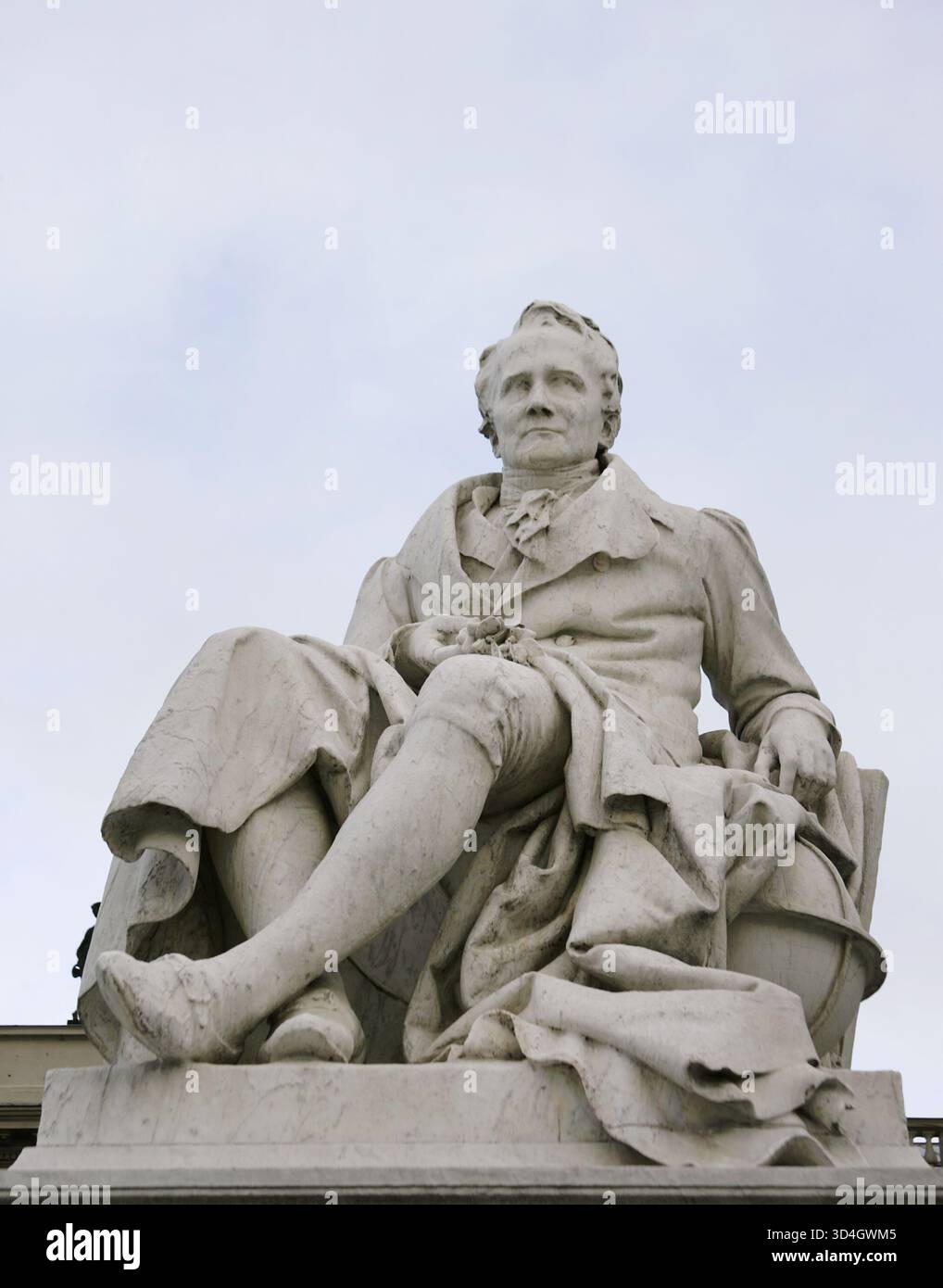 Alexander von Humboldt (Friedrich Wilhelm Heinrich Alexander von Humboldt) (1769-1859). Deutscher Naturforscher, Biologe, Forscher, Geograf und Astronom. Zwischen 1799 und 1804 reiste Humboldt ausgiebig durch Amerika und erforschte und beschrieb es erstmals aus wissenschaftlicher Sicht. Marmorstatue von Humboldt auf einem Stuhl, mit einer Pflanze in der Hand. Sie wurde 1882 von Reinhold Begas (1831–1911) geschaffen. Am Eingang zur Humboldt-Universität Berlin. Autor: Reinhold Begas (1831-1911). Deutscher Bildhauer. Stockfoto