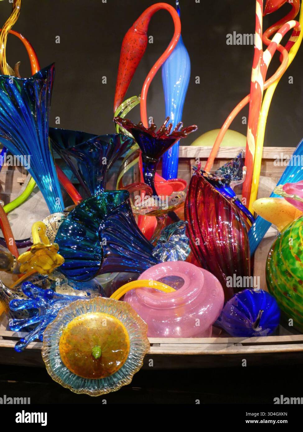 SEATTLE - 25. APR 2025 - lebendige mundgeblasene Glasblumen, die aus verwittertem Holzboot sprießen und künstlerisches Handwerk und botanisches Crea repräsentieren Stockfoto